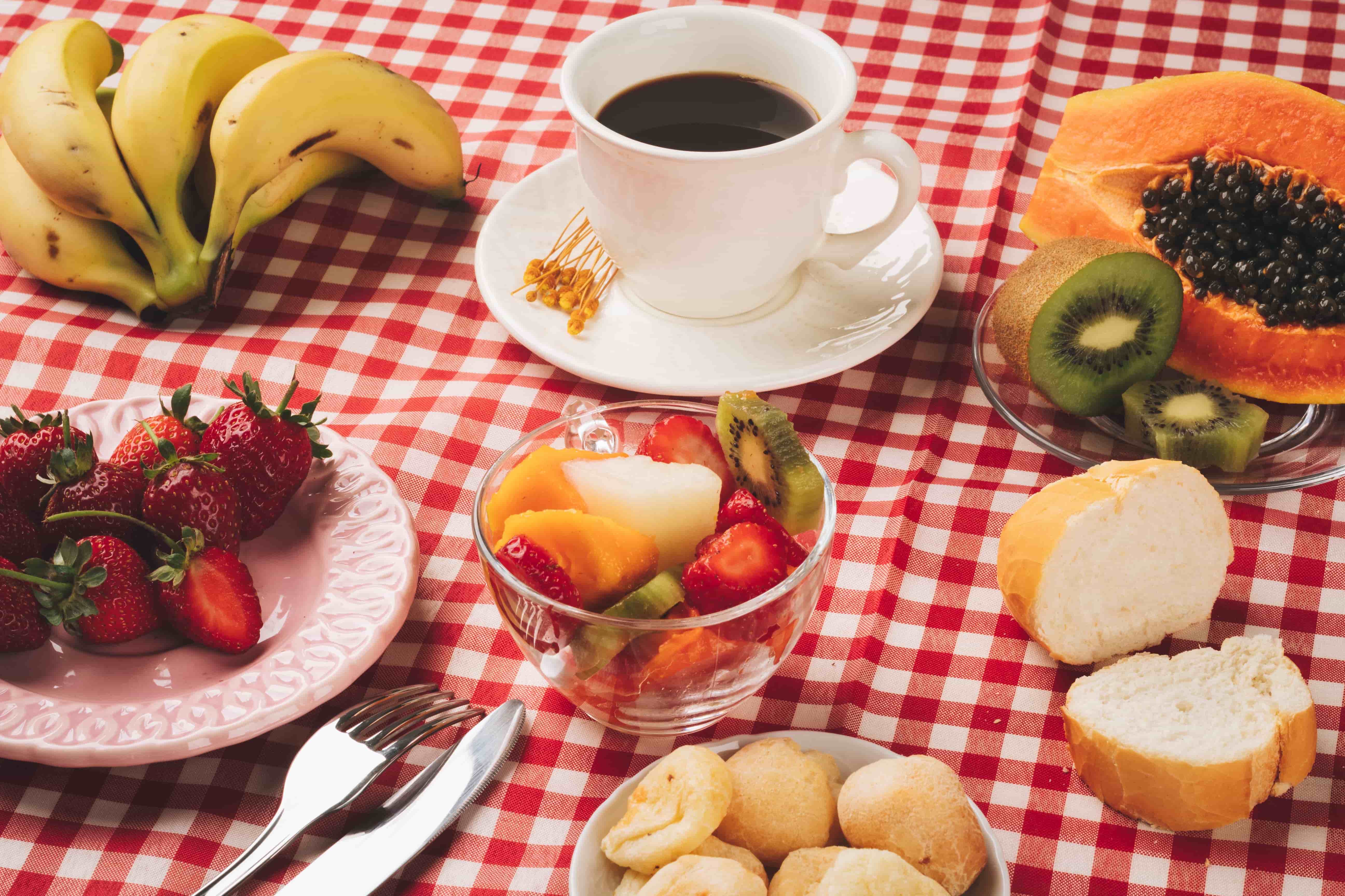 Große Frühstücksauswahl mit Croissant, Brot, Käse, Ei und Obst