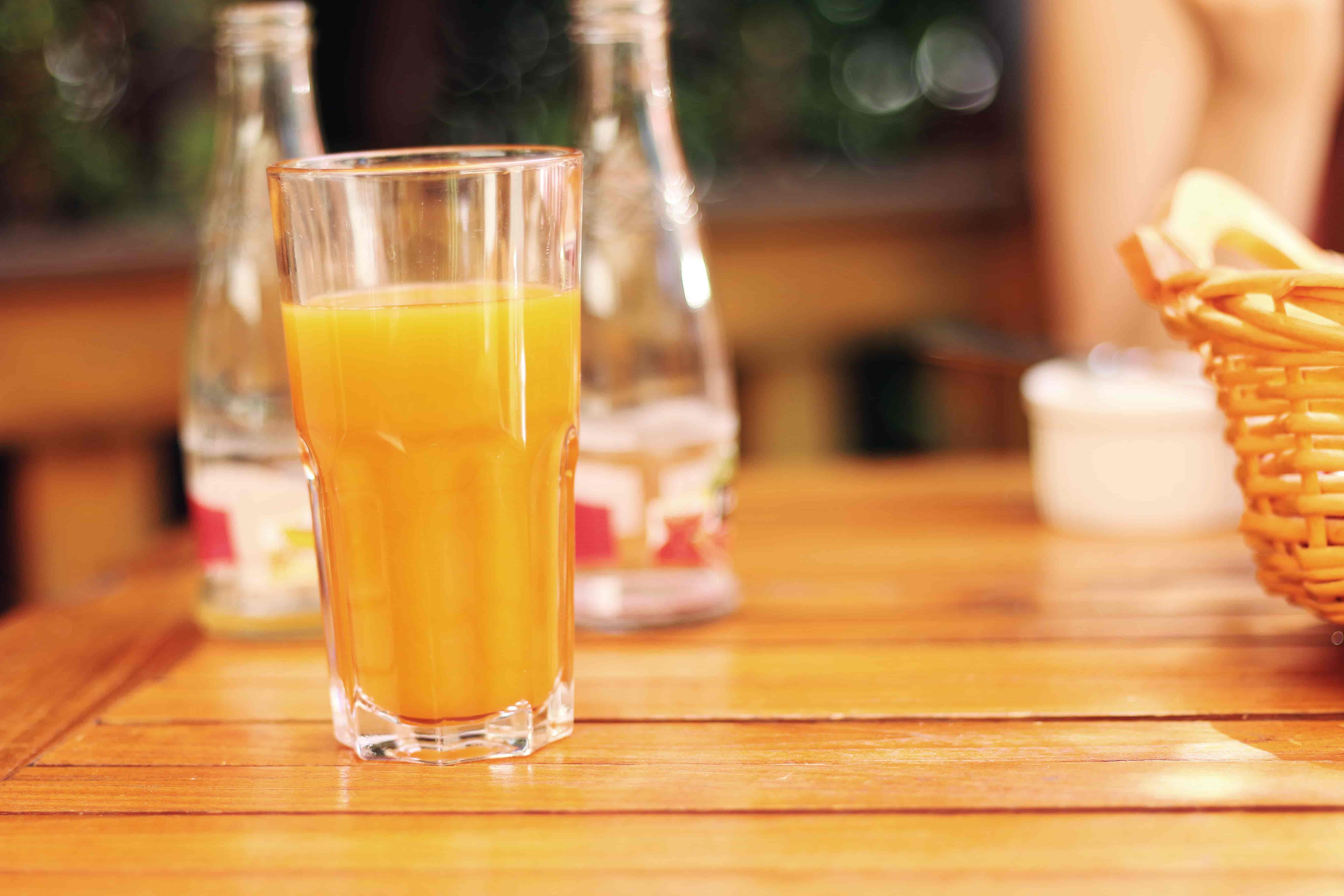 Frisch gepresster Orangensaft mit Orangen